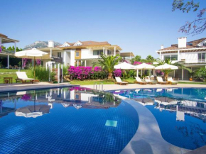 1 Bedroom Seafront Apart w/Pool, Garden, Free WiFi